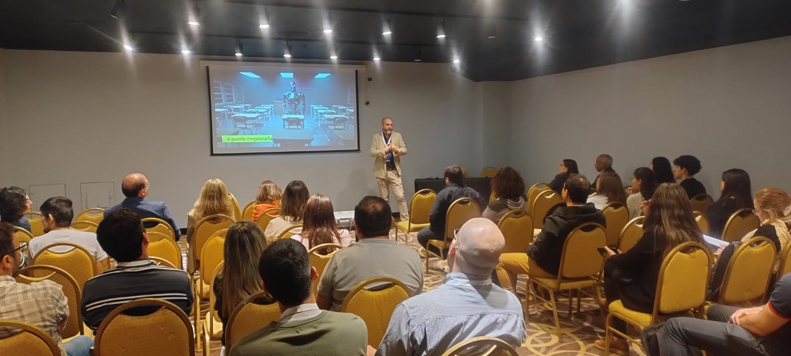 Esteban Mulki dictando una conferencia en EXPOCON 2024