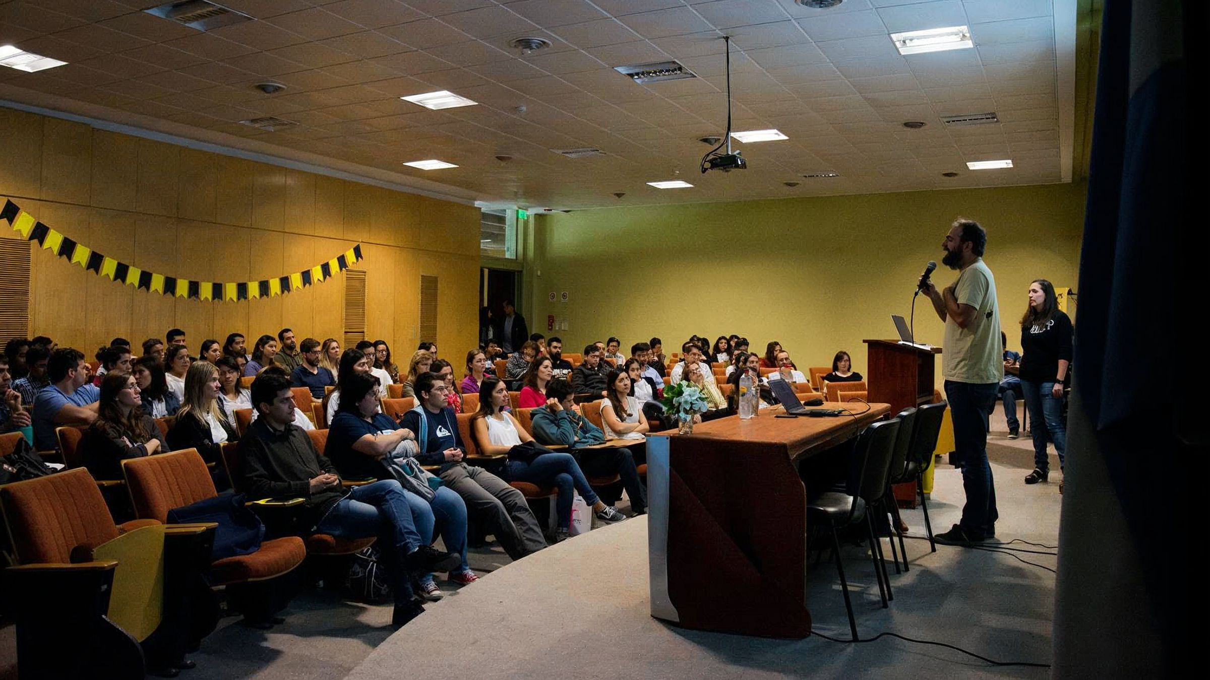 Esteban Mulki dictando una charla en la Semana del Diseño UNSTA 2016
