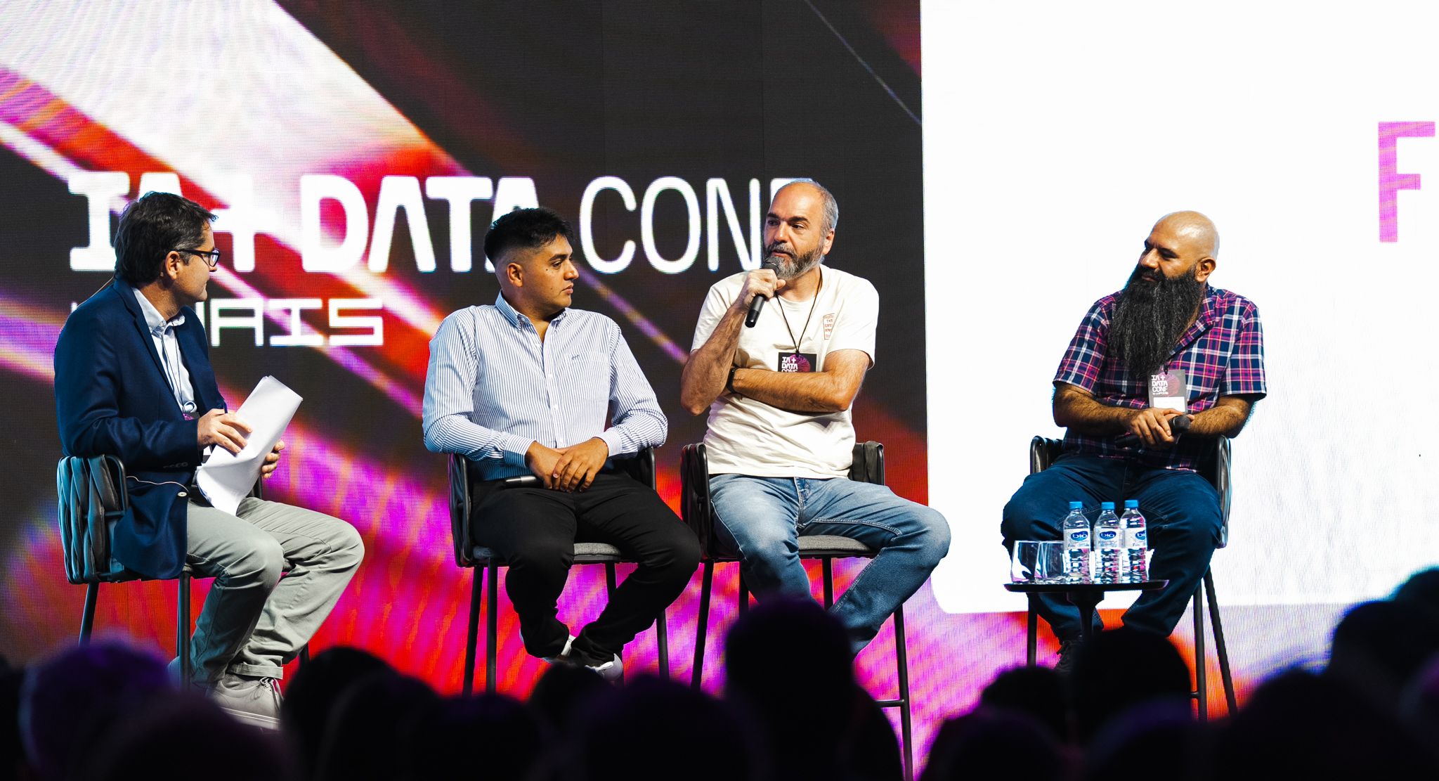 Esteban Mulki participando del panel del IA + Data Conf en 2025